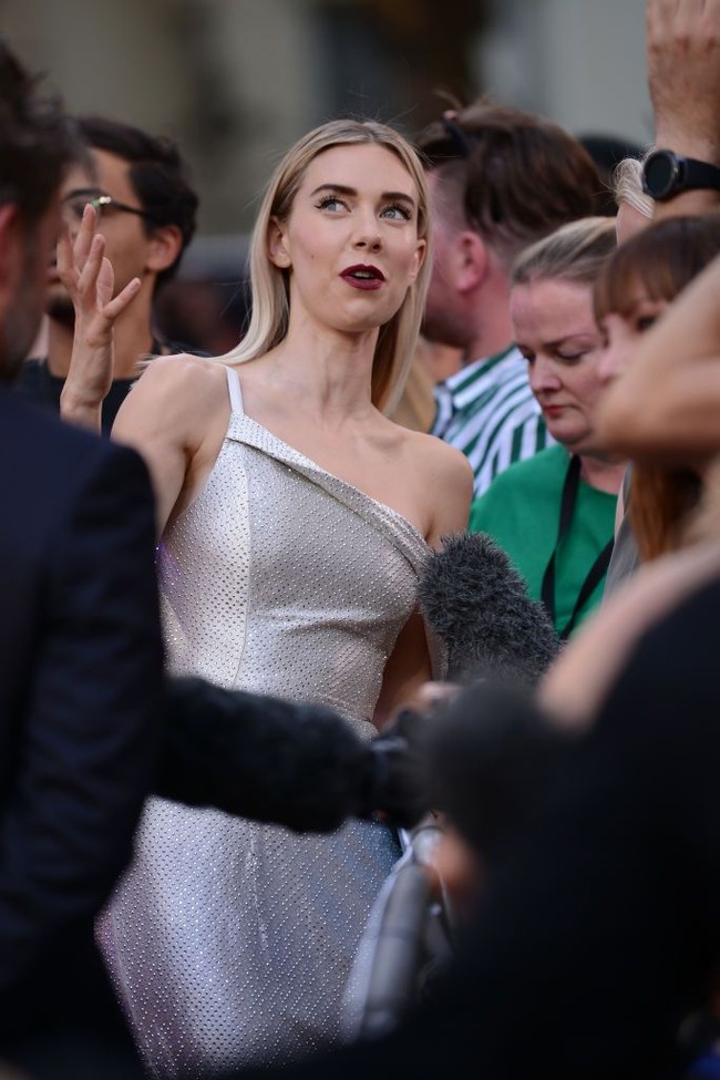 Bila karpet merah selalu menjadi momen bagi para selebriti untuk tampil wah dengan perhiasan mewah, perempuan 30 tahun ini justru memilih sebaliknya. Tak tampak aksesori seperti anting atau kalung yang menemani penampilannya. (Foto: Getty Images)