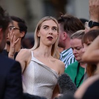 Bila karpet merah selalu menjadi momen bagi para selebriti untuk tampil wah dengan perhiasan mewah, perempuan 30 tahun ini justru memilih sebaliknya. Tak tampak aksesori seperti anting atau kalung yang menemani penampilannya. (Foto: Getty Images)