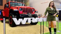 Seorang SPG berpose di depan salah satu mobil Jeep pada pameran otomotif GIIAS 2019.