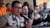 Kabid Humas Polda Metro Jaya Kombes Argo Yuwono menunjukkan barang bukti yang diamankan dari dua pelaku pencurian rumah kosong.