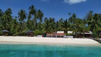 Air laut yang mengelilingi pulau jernih dan biru. Traveler bisa main air sampai puas di pulau ini. Jangan lupa bawa kamera biar bisa foto-foto ya! (Agus Setyadi/detikcom)