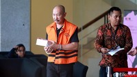 Tersangka anggota DPRD Lampung Tengah, Raden Zugiri, meninggalkan ruang penyidik KPK, Jakarta, Rabu (24/7/2019).