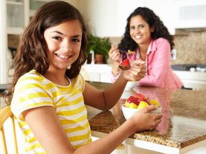 Bukan Perkecil Ukuran Piring Makan, Ini Cara Tepat Hindarkan Si Kecil dari Obesitas