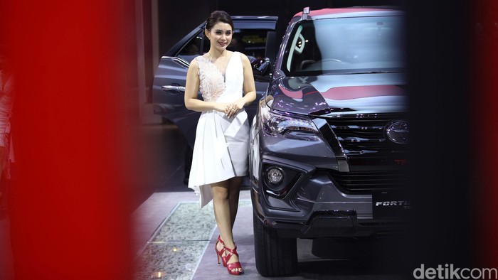 Acara GIIAS 2019 tak hanya memamerkan mobil-mobil keren, tapi juga SPG cantik yang menjadi pemanis acara. Booth Toyota salah satunya.