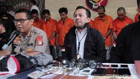 Kabid Humas Polda Metro Jaya Kombes Argo Yuwono mengatakan dua pelaku pencurian spesialis rumah kosong dari kelompok berbeda. Namun, keduanya sama-sama beraksi di wilayah Bekasi.