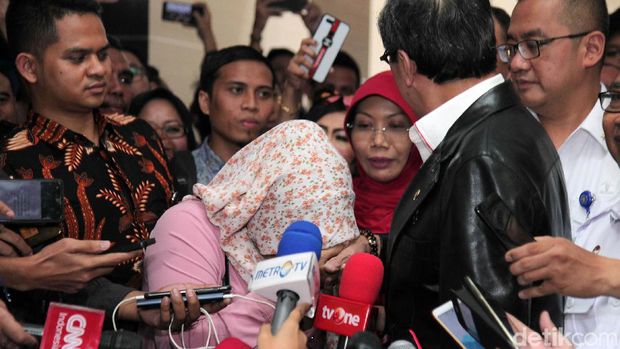 Tangis Bahagia Baiq Nuril Saat Amnestinya Disetujui Komisi III DPR