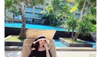 Menuliskan keterangan foto Bali Summer, Yoona diketahui menginap di salah satu resort mewah di Bali. Ia nampak menikmati waktu berjemurnya. Foto: Instagram yoona_lim