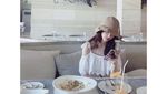 10 Momen Kulineran Si Cantik Yoona Saat Liburan di Bali