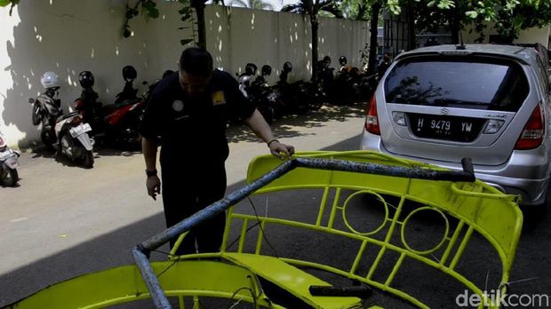 Potongan besi wahana perahu gila yang patah dan tewaskan seorang remaja di Pekalongan.