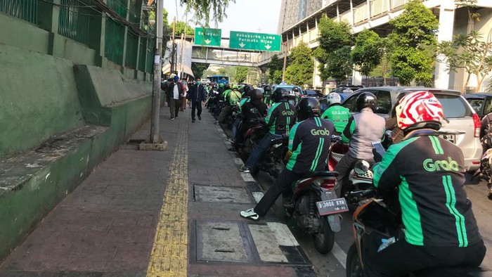 Penumpukan ojol di depan Stasiun Pal Merah.