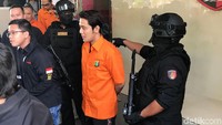 Kriss Hatta kembali mengenakan baju tahanan saat ditampilkan di hadapan wartawan.