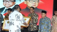 Ketua DPD RI Oesman Sapta Odang (OSO) memberikan penghargaan kepada Direktur Komunikasi Publik Lippo Group Danang Kemayan Jati yang mewakili PT Lippo Karawaci Tbk. Foto: Dok. Lippo Karawaci.