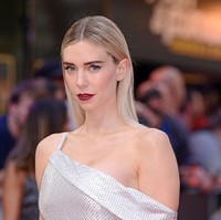 Namun, gaya Vanessa tetap terasa maksimal dengan lipstik merah wine yang memulas bibirnya. Makeup dibiarkan minimal dengan rambut panjang lurusnya yang tergerai bebas sehingga mempertegas kecantikan alaminya. (Foto: Getty Images)