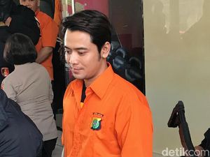 Ibunda Sambangi Kriss Hatta di Polda Metro Jaya