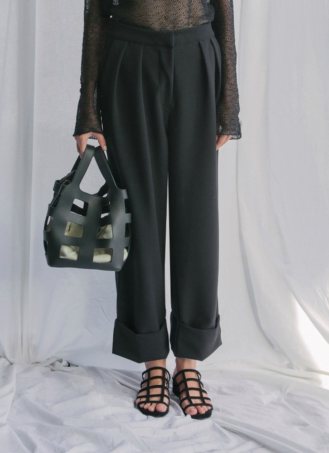 Lebih butuh celana hitam yang berkesan formal? Anda bisa mendapatkan opsinya dari brand Eesome yang punya detail lipatan di bagian hem semakin lebih unik dan stylish. Black Pla Pants seharga Rp 379 ribu ini elegan untuk dikenakan saat ada meeting penting. Foto: Dok. Bobobobo