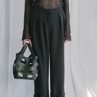 Lebih butuh celana hitam yang berkesan formal? Anda bisa mendapatkan opsinya dari brand Eesome yang punya detail lipatan di bagian hem semakin lebih unik dan stylish. Black Pla Pants seharga Rp 379 ribu ini elegan untuk dikenakan saat ada meeting penting. Foto: Dok. Bobobobo