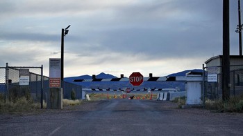 Ini adalah gerbang menuju Nevada Test and Training Range dekat Area 51 yang dimiliki Angkatan Udara Amerika Serikat. Sebenarnya militer AS sudah menjelaskan tidak ada alien di sini melainkan tempat menguji pesawat dan senjata AS. Tapi banyak penggemar teori konspirasi tak mau percaya. Foto: Associated Press