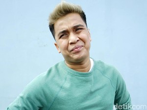 Billy Syahputra Mobilnya Penyok Ditiban Orang, Ternyata Ini Faktanya