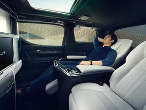 Naik Alphard Versi Lexus Diklaim seperti Naik Pesawat Kelas Atas