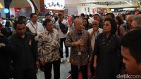 Menteri Keuangan Sri Mulyani mengunjungi pameran otomotif GIIAS 2019 di ICE, BSD, Tangerang, Rabu (24/7/2019).