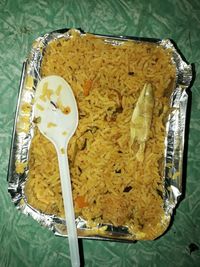 Demi Makan Gratis di Kereta, Pria India Ini Masukkan Kadal ke Dalam Makanannya Sendiri