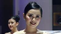 Para usher Lexus tersebut semakin mempesona dengan mengenakan batik.