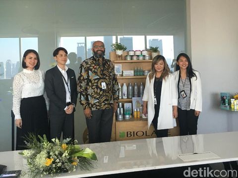  Presiden Direktur PT L'Oreal Indonesia Umesh Phadke dan tim.