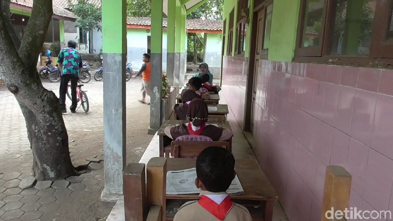 Gedung Sekolah Nyaris Roboh, Siswa SD di Brebes Ini Belajar di Teras Gedung Sekolah Nyaris Roboh, Siswa SD di Brebes Ini Belajar di Teras