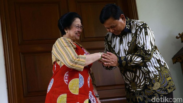 Ketum PDIP Megawati Soekarnoputri selesai menggelar pertemuan dengan Ketum Gerindra Prabowo Subianto. Prabowo berterima kasih mengundang Mega ke Hambalang.