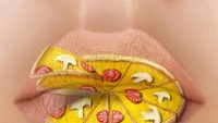 Selain bentuk buah dan sayur, ia juga membuat lip art bertema makanan gurih. Ya, bentuk pizza. Foto: Instagram tutushka_makeup
