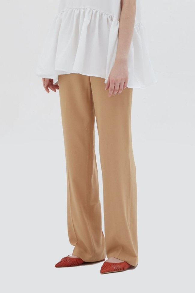 Tak semua orang bisa menggunakan celana jeans untuk bekerja. Sedangkan jika harus pakai celana hitam setiap hari, penampilan bisa jadi membosankan. Karena itu, pilihan celana berpotongan lurus warna krem berikut dapat jadi opsinya. Edition Trousers Yellow dari brand Shopatvelvet ini bisa dimiliki dengan Rp 299 ribu. Foto: Dok. Bobobobo