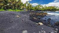 Seperti inilah warna pasir Pantai Punaluu di Hawaii. Pantai ini berada di kawasan Taman Nasional Volcano. (iStock)
