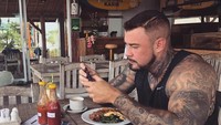 Terry dinyatakan bersalah pada Oktober silam karena menjual steroid ilegal. Seharusnya, model 30 tahun itu menjalani hukuman penjara selama 2,5 tahun, namun dia malah kabur dari hukuman dan kini jadi buronan. (Foto: dok. Facebook)