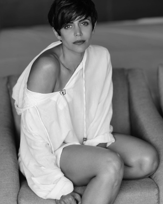 Setelah melahirkan, Mandira Bedi ingat dengan nasihat sesama aktris. Dia mengingatkanku untuk menurunkan berat badan yang aku dapat selama hamil dalam waktu 7-8 bulan setelah melahirkan. Semakin cepat aku menurunkan berat badan, semakin mudah prosesnya. Jika tidak, tubuh akan terbiasa dengan berat berlebih itu dan sulit untuk turun, katanya. Foto: Instagram @mandirabedi