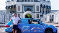 Gayanya berfoto dengan mobil listriknya di Bandar Seri Begawan, Brunei. (plugmeintravel/Instagram)