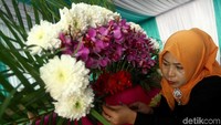 Sebelum memulai kegiatan merangkai bunga dilakukan, para ibu-ibu PKK tersebut lebih dulu mendapatkan pembekalan. Setelah itu, ibu-ibu mulai dipersilahkan mencoba sendiri membuat bunga papan.