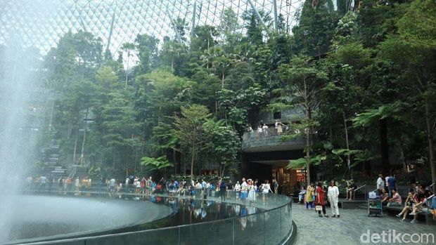 Pengunjung di Jewel Changi