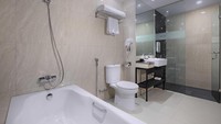 Di kamar mandi, tersedia shower dan amenitas yang ramah lingkungan. Khusus tipe Suite, ada bathtubenya. (dok. Harper)