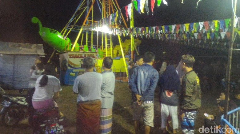 Wahana Perahu Gila Roboh di Pekalongan, 1 Tewas dan 3 Luka Wahana Perahu Gila Roboh di Pekalongan, 1 Tewas dan 3 Luka