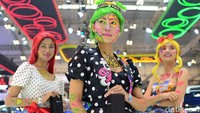 Warna-warni pakaian dan riasan para gadis Daihatsu membuat penampilan mereka terlihat ceria.