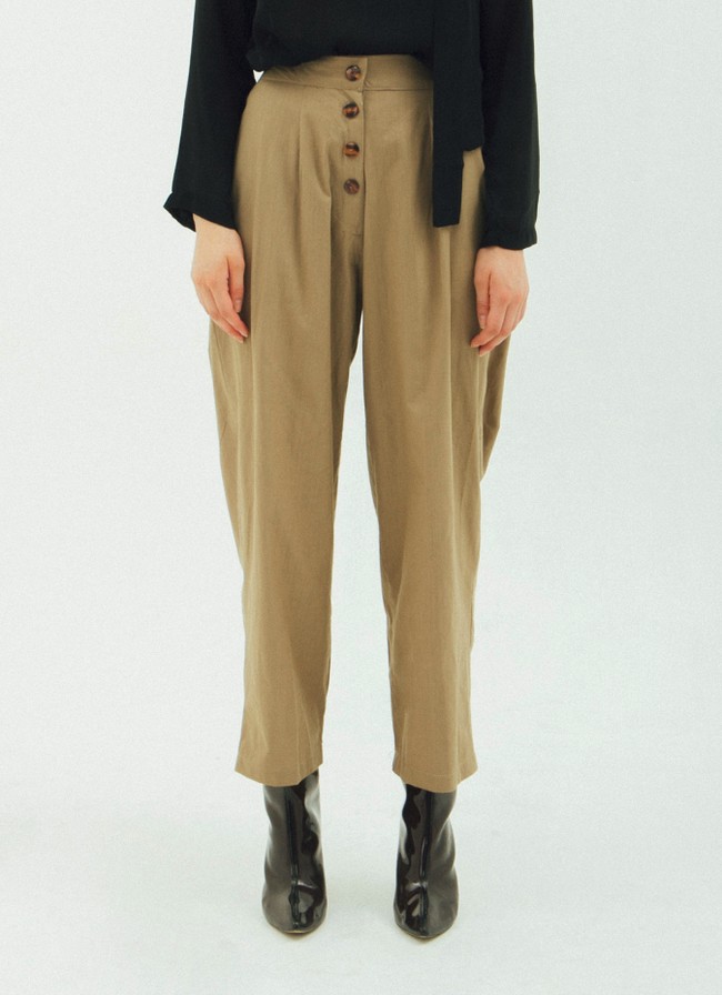 Celana kerja yang nyaman dipakai selanjutnya datang dari merek Nanna. Item yang juga hadir dengan bagian pinggang berkaret itu pun cocok dipakai hangout. Brown Shore Pants berikut bisa didapatkan seharga Rp 329 ribu. Foto: Dok. Bobobobo