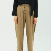 Celana kerja yang nyaman dipakai selanjutnya datang dari merek Nanna. Item yang juga hadir dengan bagian pinggang berkaret itu pun cocok dipakai hangout. Brown Shore Pants berikut bisa didapatkan seharga Rp 329 ribu. Foto: Dok. Bobobobo