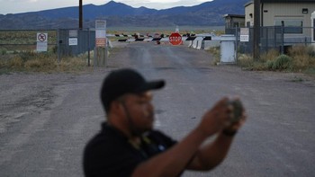 Karena dilarang keras dimasuki, pengunjung hanya bisa sampai di depannya untuk sekadar foto-foto. Foto: Associated Press