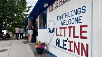 Sejak ada event di Facebook itu, ponselnya tak berhenti berdering dari para tamu yang ingin memesan. Pada tanggal 20 September yang adalah jadwal penyerbuan, penginapannya sudah penuh dipesan. Foto: Getty Images