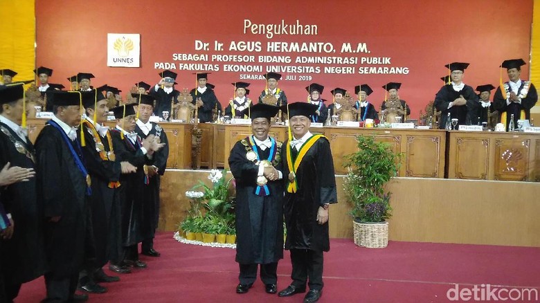Wakil Ketua DPR Agus Hermanto Dikukuhkan Sebagai Guru Besar Unnes Wakil Ketua DPR Agus Hermanto Dikukuhkan Sebagai Guru Besar Unnes