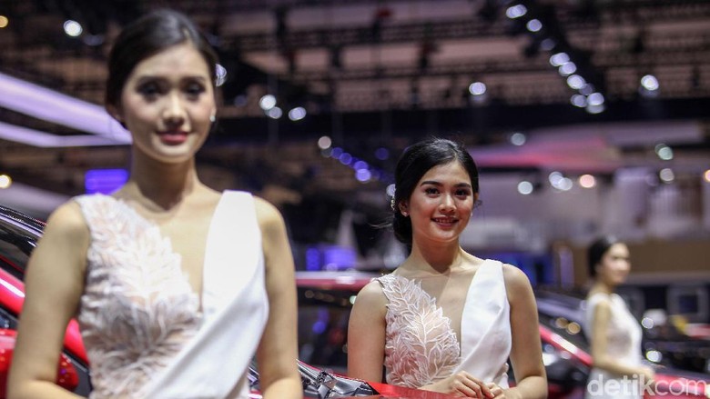 Si Cantik Toyota Pretty Acara GIIAS 2019 tak hanya memamerkan mobil-mobil keren, tapi juga SPG cantik yang menjadi pemanis acara. Booth Toyota salah satunya.