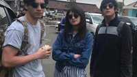 Kabar ditangkapnya Jefri ini tentu mengagetkan semua pihak, termasuk sahabatnya, Naufal Samudera dan Like Chairunisa yang sebelumnya punya momen liburan bareng di Bandung. Pada momen tersebut terlihat Jefri tengah menikmati kopi. Foto: Instagram @Jefrinichol
