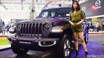 Pesona Para Gadis Petualang Jeep