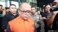 Gusrizal hanya diam sambil berjalan menuju mobil tahanan.