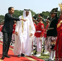 Menginjakkan kaki di Indonesia, Rabu (24/7/2019), Putra Mahkota Abu Dhabi ini terlihat memakai gamis putih polos khas bangsawan Timur Tengah. Menariknya, ia tak memakai alas kaki formal untuk pertemuan resmi tersebut. Sepasang sneakers biru justru menjadi andalan anak ketiga dari penguasa Uni Emirat Arab Sheikh Zayed bin Sultan Al Nahyan itu. (Foto: Rengga Sancaya/detikcom)